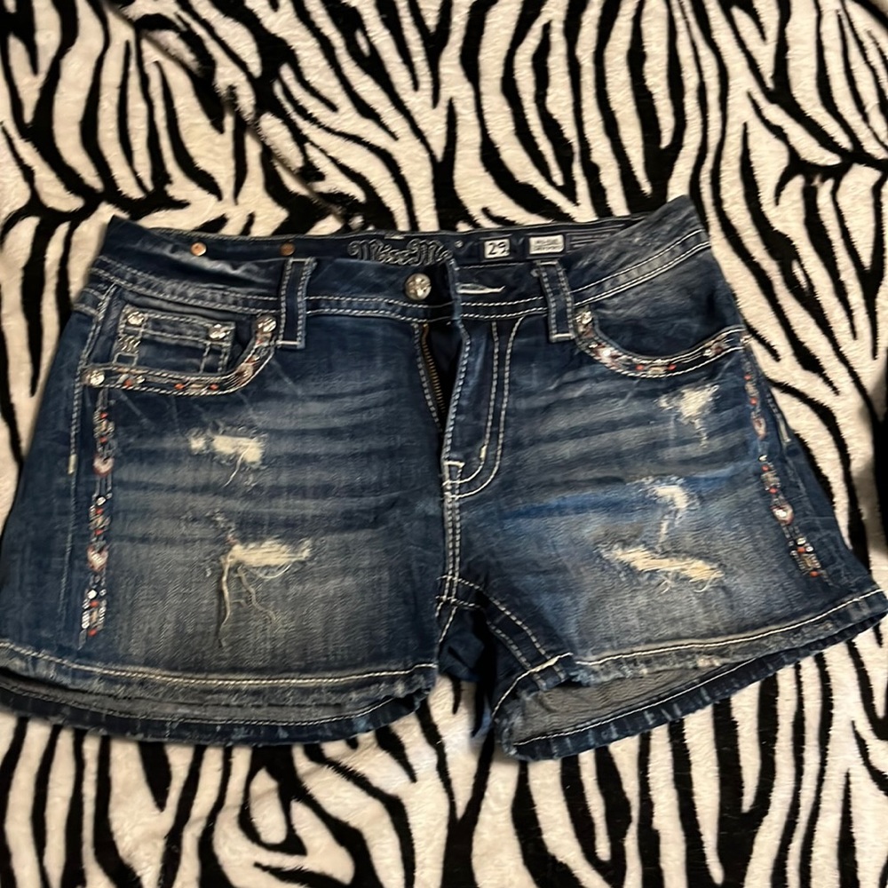 Miss me shorts size 29. Mid-rise, curvy. Distressed
